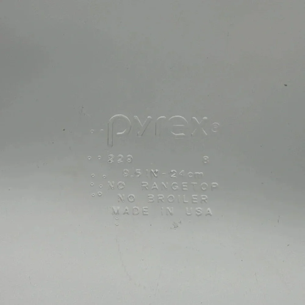 Vintage Pyrex DEEP DISH PIE PLATE 9 1/2